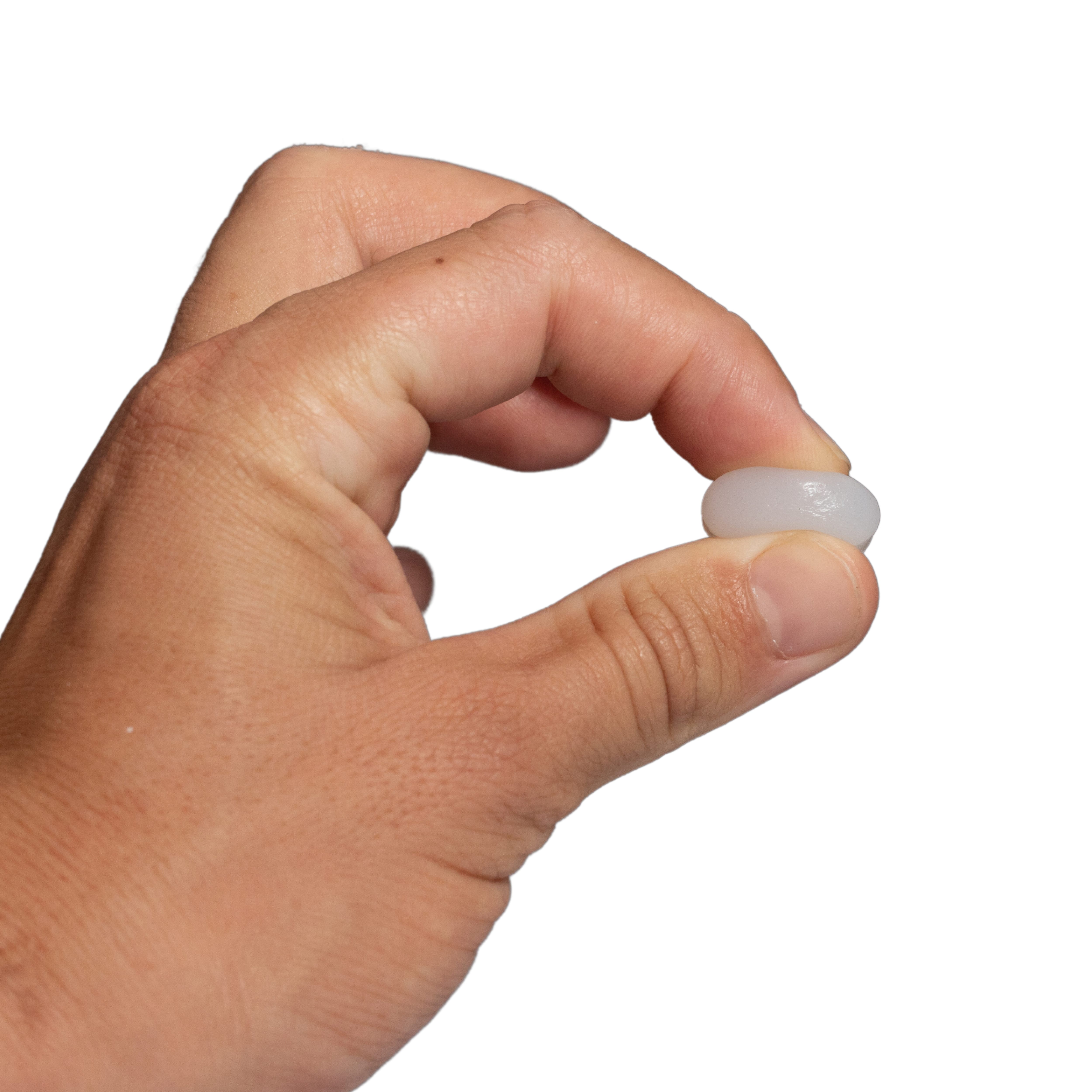 Mano sosteniendo y moldeando un tapón DEVITA de silicona