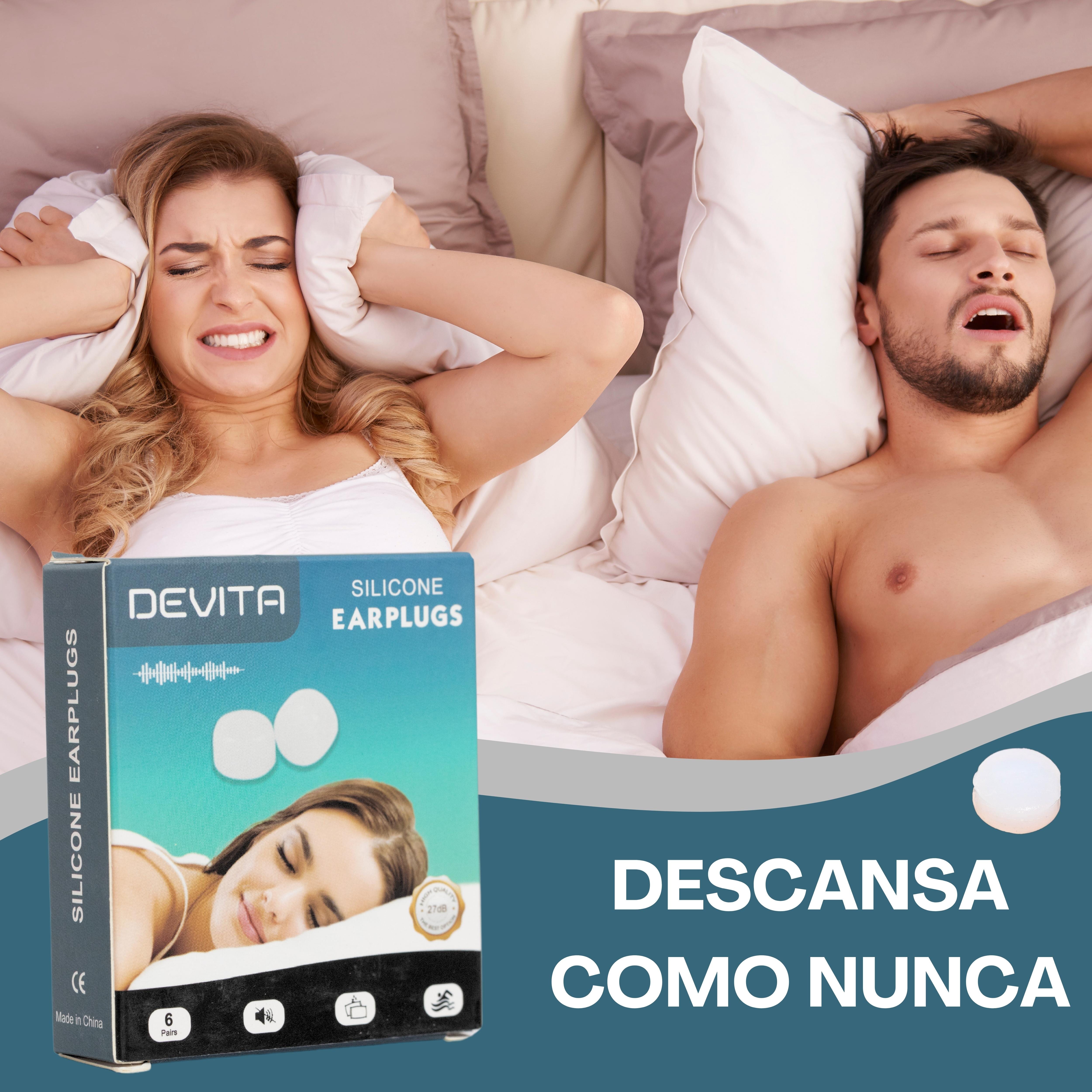 Pareja durmiendo plácidamente: él descansa con tapones DEVITA, ella se tapa los oídos por ronquidos